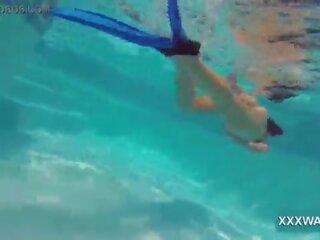 Outstanding ब्रुनेट होर कैंडी swims अंडरवॉटर