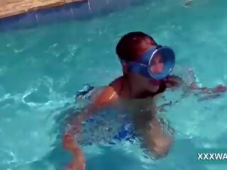 Outstanding brunetka kurwa słodycze swims podwodne