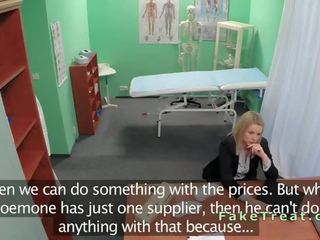 Blondýna saleswoman fucked v falošný nemocnica