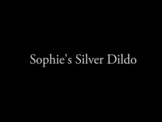 苏菲 迪 播放 同 她的 silver 假阳具 在 该 水池!