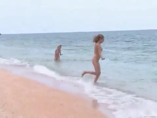 3 nudists משחק ב ה חוף
