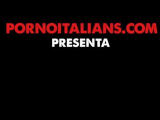 Porno italiano - mora riccia milf italiana scopata sul divano del impostato