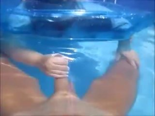 Άτακτος/η σύζυγος δίνουν σύζυγος μαλακία σε πισίνα υποθαλάσσια & εισάγουν αυτόν σπέρμα υποθαλάσσια